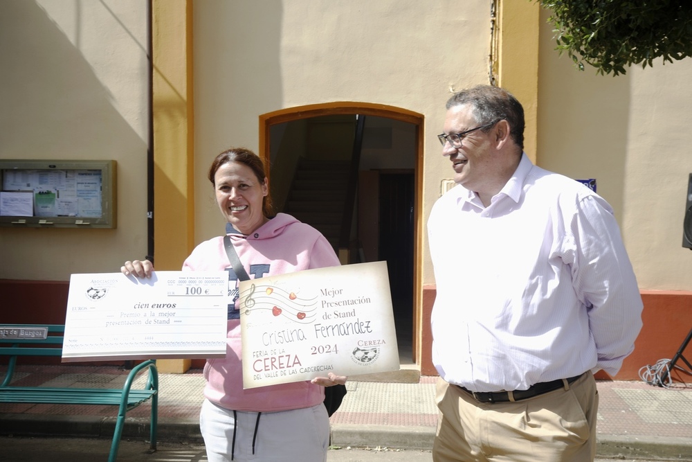 Cristina Fernández, productora de Aguas Cándidas, recoge el premio al mejor estand.