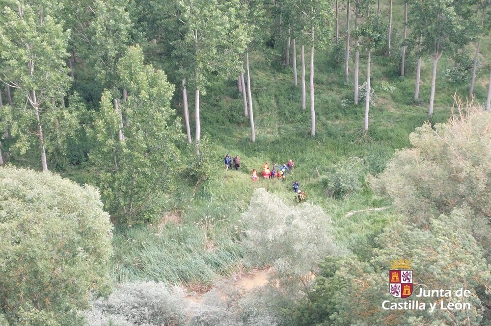 Evacuado en helicóptero un joven tras caerse de un árbol en San Llorente de la Vega.