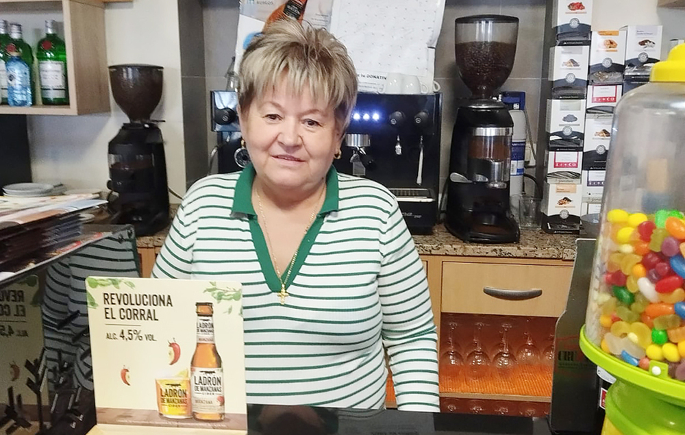 Constantina Muresan atiende en el bar de Miraveche a turistas los fines de semana.