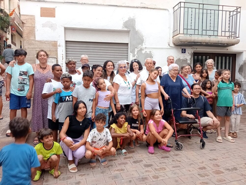 Los niños con el equipo organizador de la Misión Antoni Benaiges y la familia del maestro de Bañuelos de Bureba, ayer en Montroig del Camp.