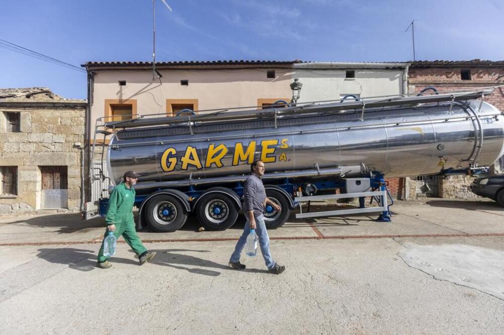 Felipe y David se llevan sus garrafas llenas gracias a este enorme ‘depósito’ que está instalado desde agosto en el pueblo.