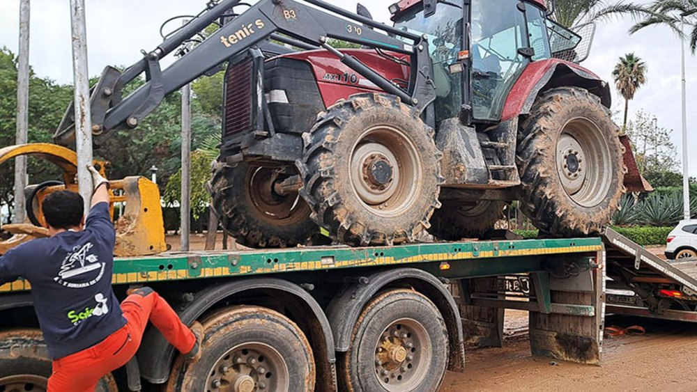 Los tractores se vuelven fundamentales para limpiar las calles de Picaña. 