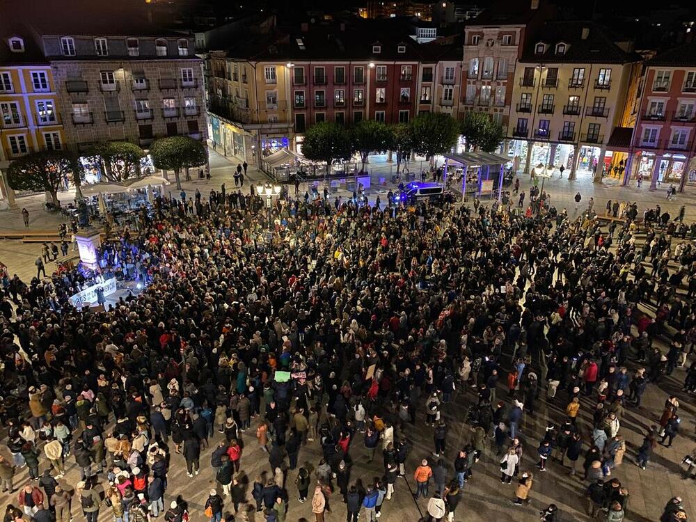 Masiva respuesta ciudadana en la Plaza Mayor a la concentración de apoyo a las ONG que acogen a migrantes en Burgos.