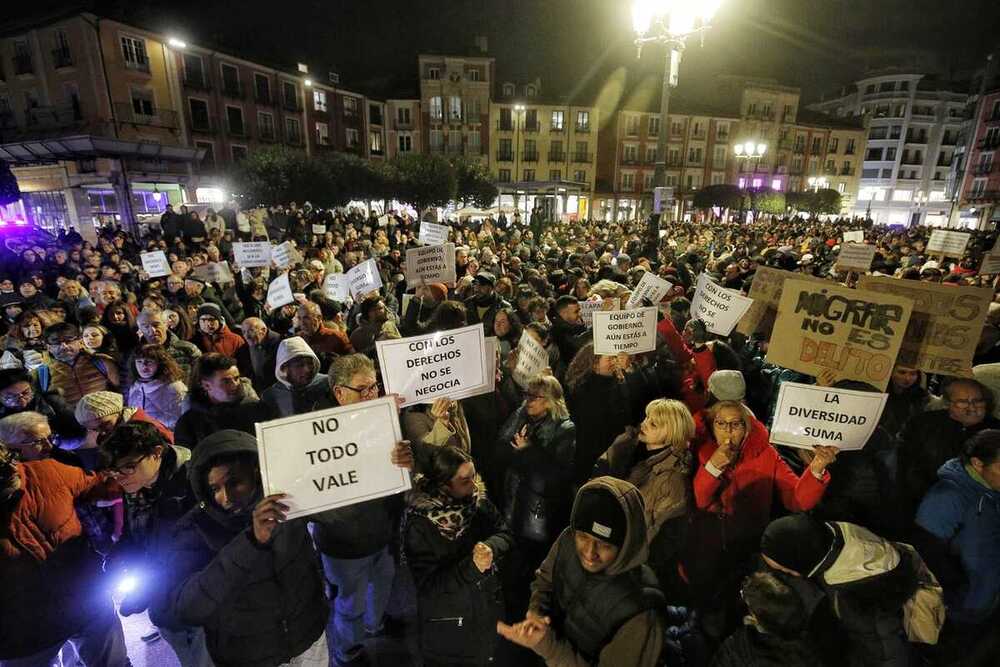 Entre los presentes, carteles de 'No todo vale', 'Con los derechos no se negocia' o 'La diversidad suma'.