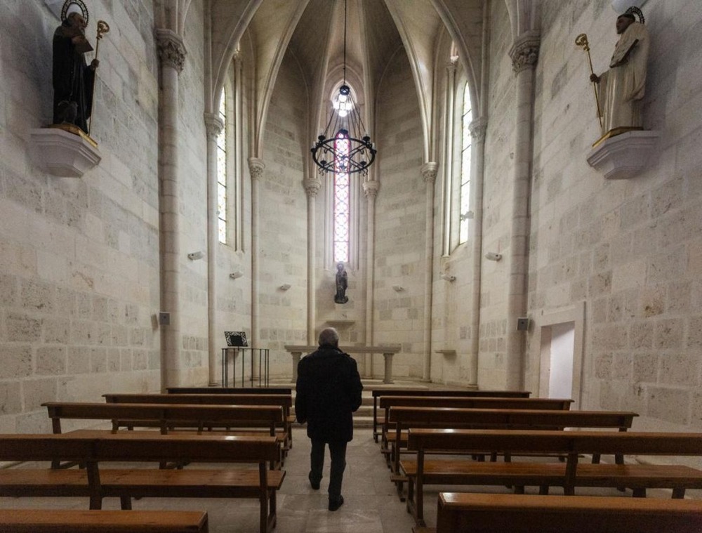 La iglesia de la abadía, un alarde de sencillez, es de estilo gótico.