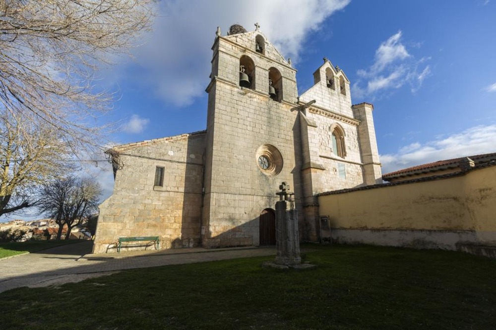 Exterior del monasterio, con dos espadañas.