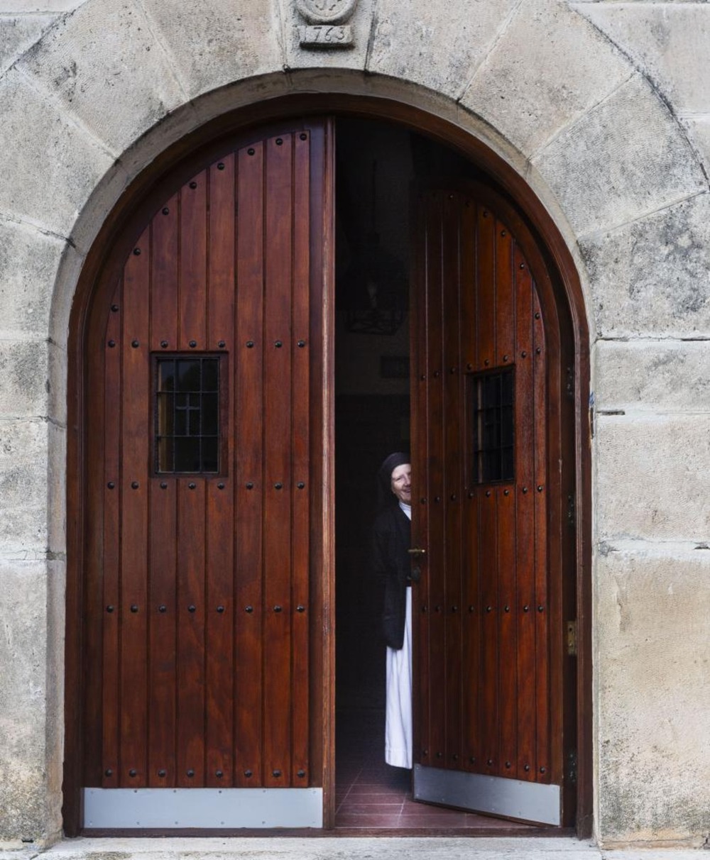 La hermana Lucía cierra la puerta del monasterio para regresar al silencio blanco de la clausura. 