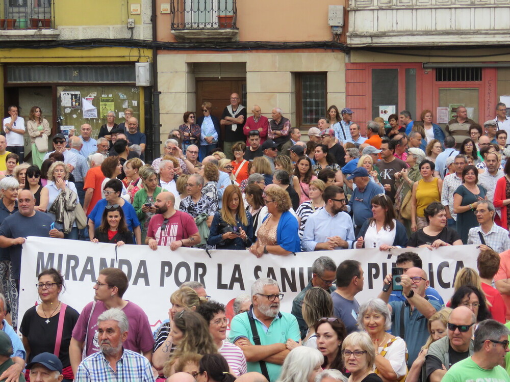 Más de mil mirandeses se manifiestan en defensa de la sanidad