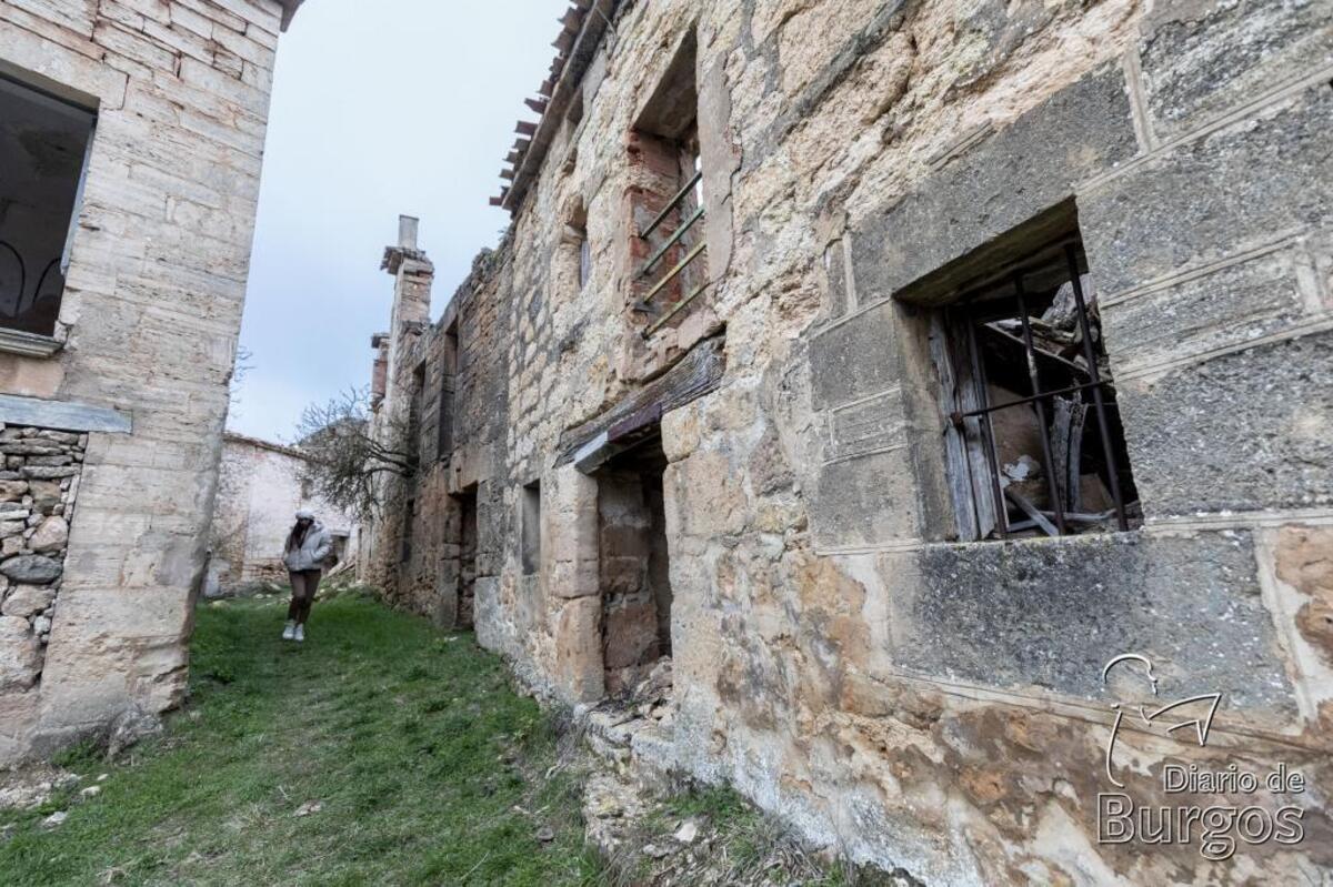 Se aprecia una ligera limpieza en algunas de las calles de Bárcena de Bureba.  / VALDIVIELSO