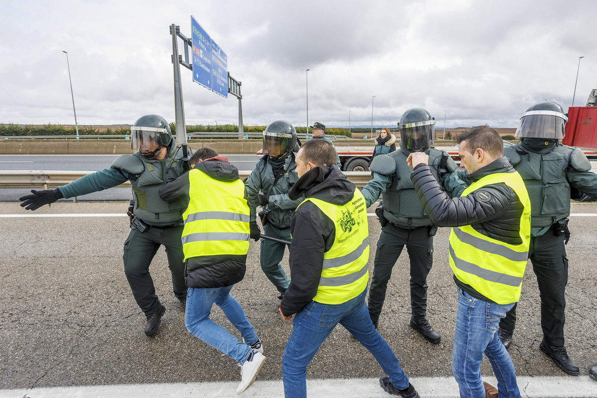 El cuarto día de protestas agrarias culmina con el corte de la A-1 en el Nudo Landa.  / SANTI OTERO (EFE)