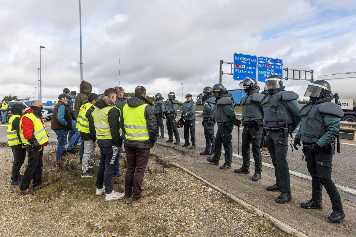 El cuarto día de protestas agrarias culmina con el corte de la A-1 en el Nudo Landa.  / SANTI OTERO (EFE)