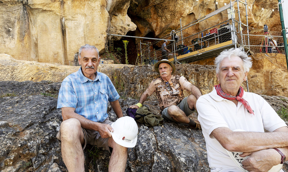 José María Bermúdez de Castro, Eudald Carbonell y Juan Luis Arzuaga, la semana pasada en Atapuerca.