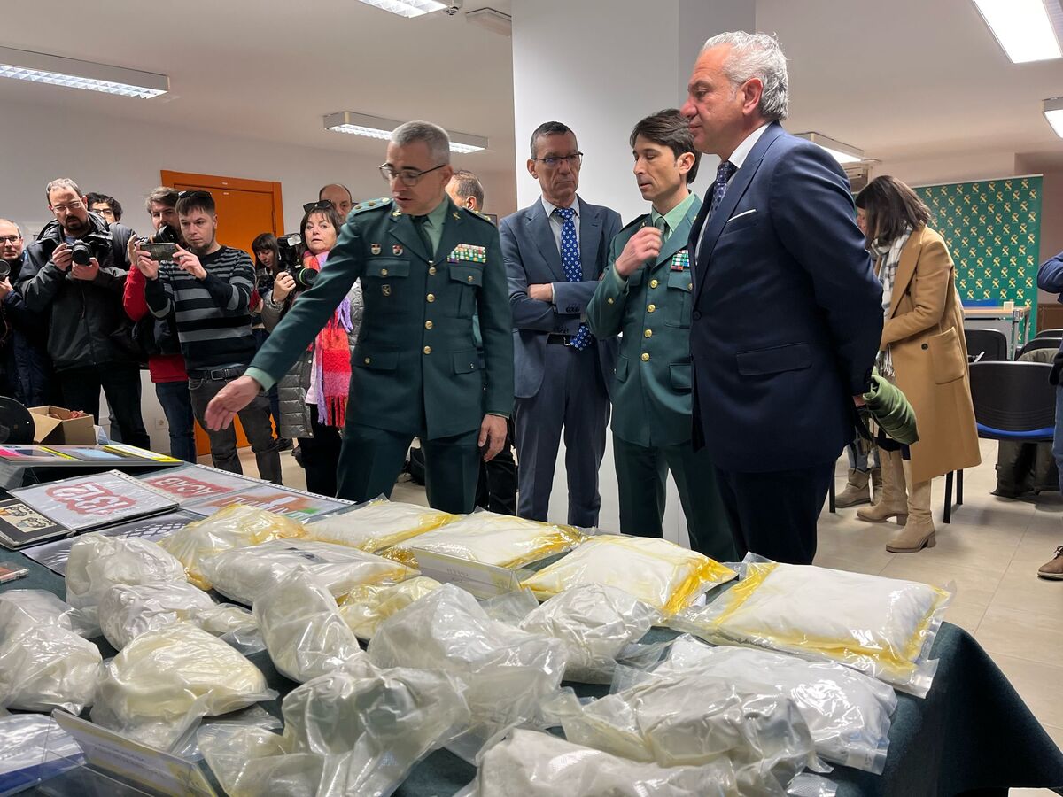 Desmantelado en un edificio de viviendas de Gamonal un taller y depósito de explosivos con más de 60 kilos de precursores.  / GUARDIA CIVIL