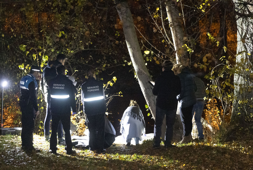 Los investigadores, acompañados de la forense, inspeccionan el lugar en el que se encontró el recién nacido.