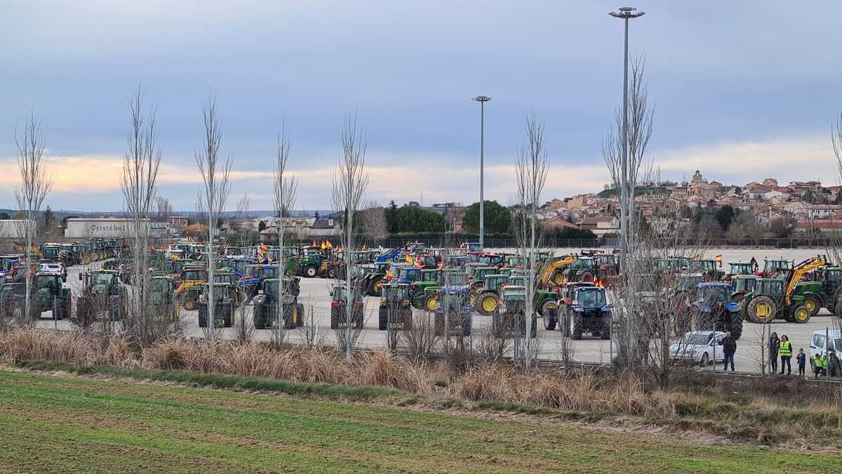 Decenas de agricultores ribereños cortan la A-1 en sentido Madrid a la altura de Aranda.  / I.M.L.