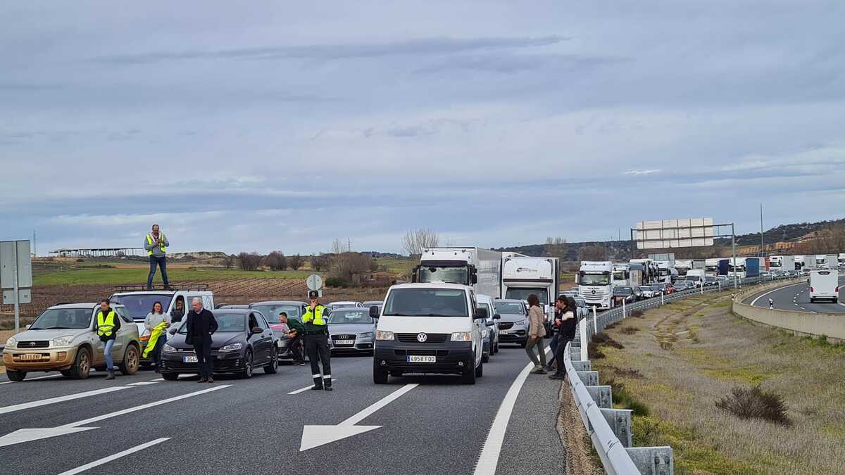 Decenas de agricultores ribereños cortan la A-1 en sentido Madrid a la altura de Aranda.  / I.M.L.