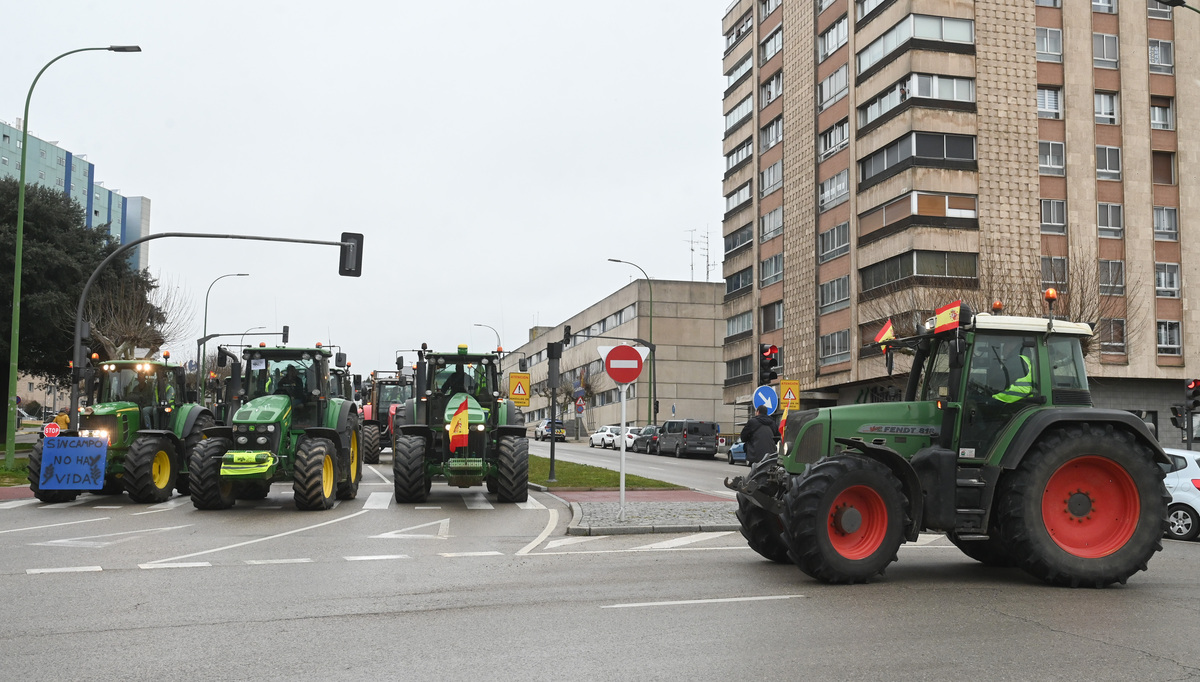 Tractorada de agricultores y ganaderos por la capital burgalesa en protesta por su situación.  / RICARDO ORDÓÑEZ (ICAL)