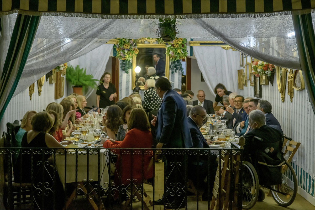 Cena del pescaito durante la Feria de Abril  / RAUL CARO