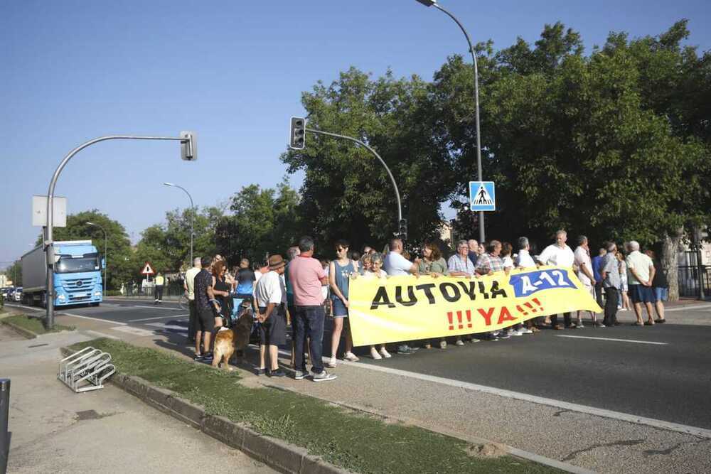 Los vecinos han cortado en numerosas ocasiones, en intervalos de cinco minutos, la Nacional 120 a su paso por Ibeas.