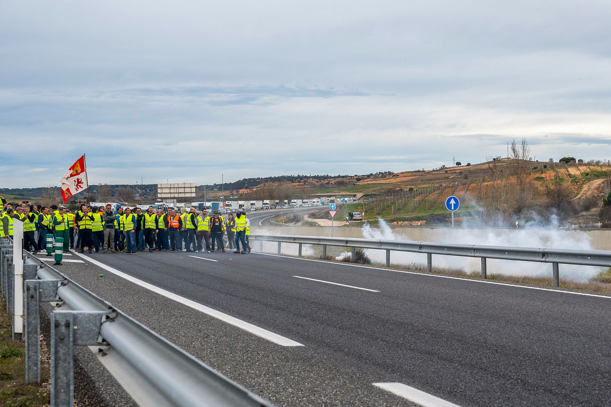 La Guardia Civil carga contra los agricultores para desalojar la A-1 tras el corte del tráfico en sentido Madrid.  / PACO SANTAMARÍA (EFE)