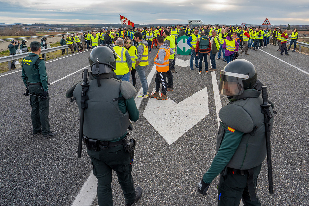 La Guardia Civil carga contra los agricultores para desalojar la A-1 tras el corte del tráfico en sentido Madrid.  / PACO SANTAMARÍA (EFE)