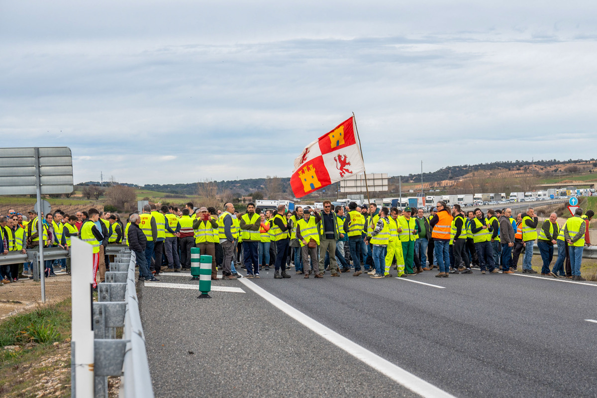 La Guardia Civil carga contra los agricultores para desalojar la A-1 tras el corte del tráfico en sentido Madrid.  / PACO SANTAMARÍA (EFE)