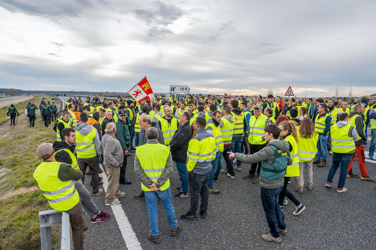 La Guardia Civil carga contra los agricultores para desalojar la A-1 tras el corte del tráfico en sentido Madrid.  / PACO SANTAMARÍA (EFE)