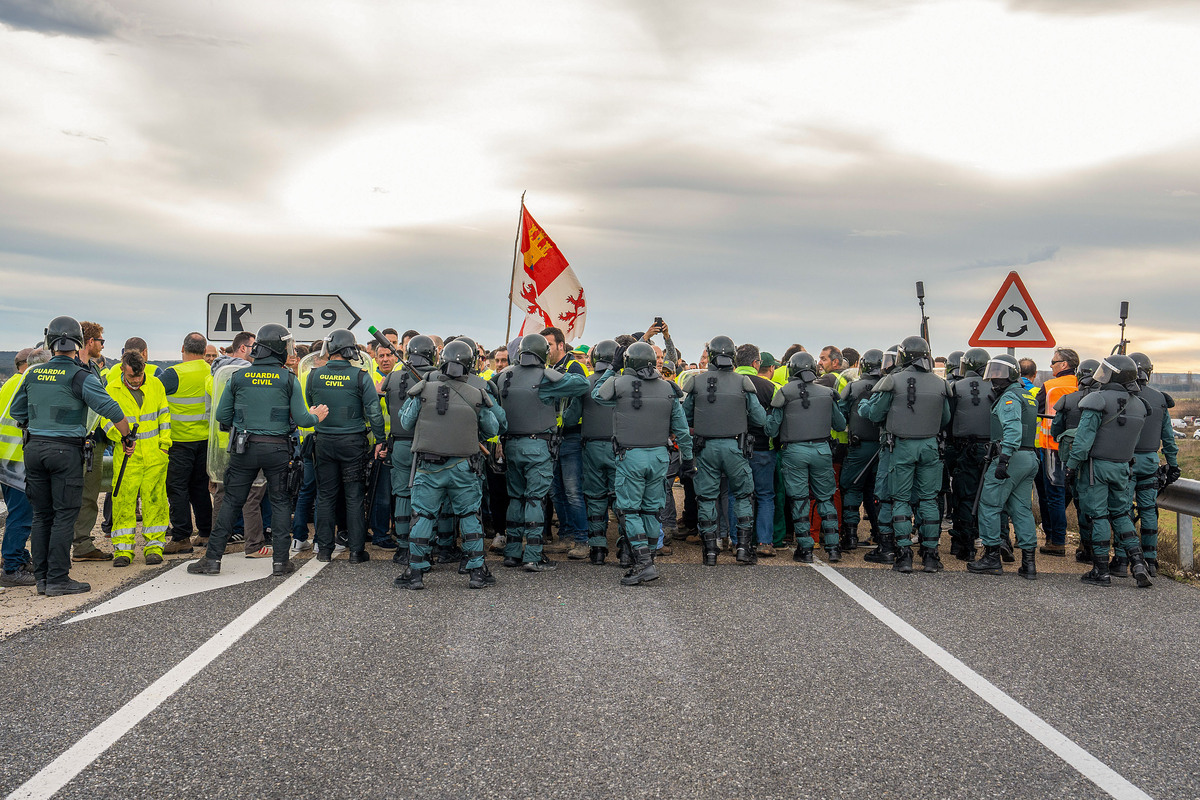 La Guardia Civil carga contra los agricultores para desalojar la A-1 tras el corte del tráfico en sentido Madrid.  / PACO SANTAMARÍA (EFE)