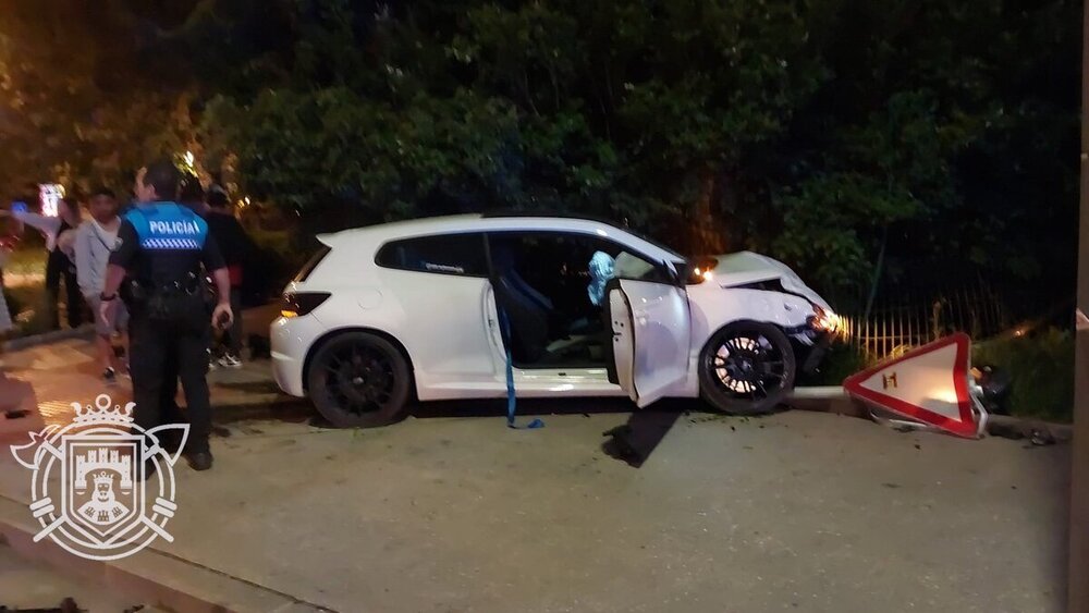 El Scirocco blanco se ha empotrado con la valla tras llevarse por delante y una señal y embestir al Peugeot.