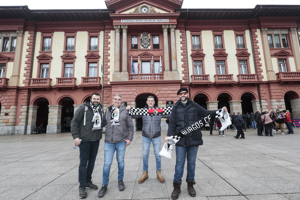 Gran ambiente en las calles de Eibar en la previa del partido  / ALBERTO RODRIGO