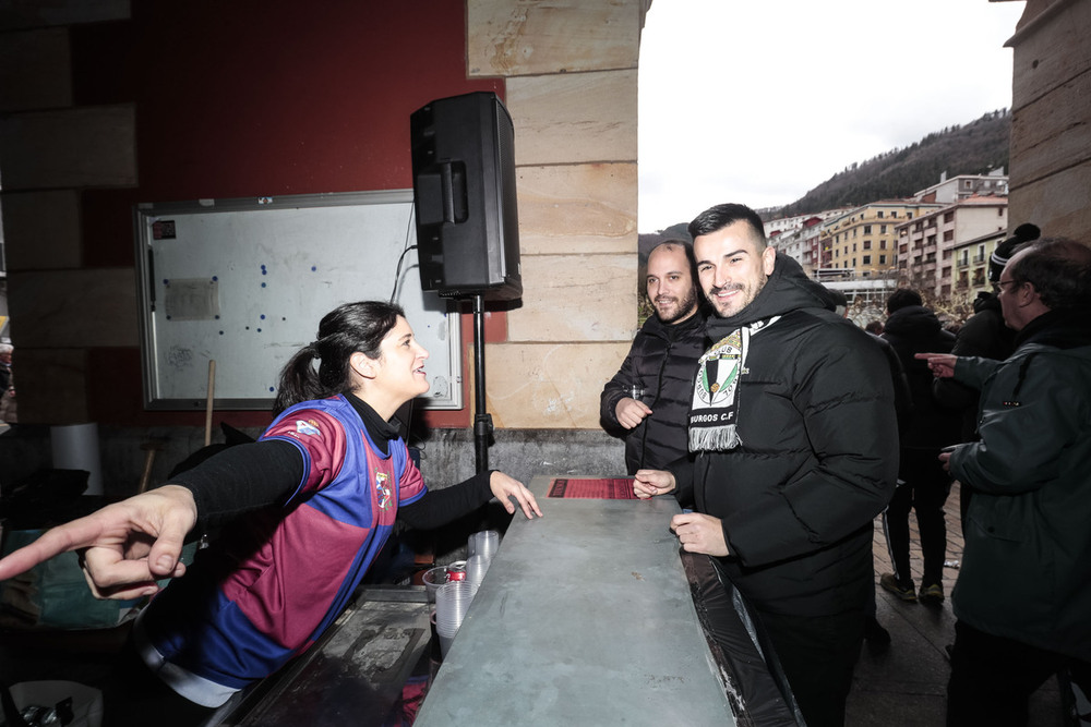 Gran ambiente en las calles de Eibar en la previa del partido  / ALBERTO RODRIGO