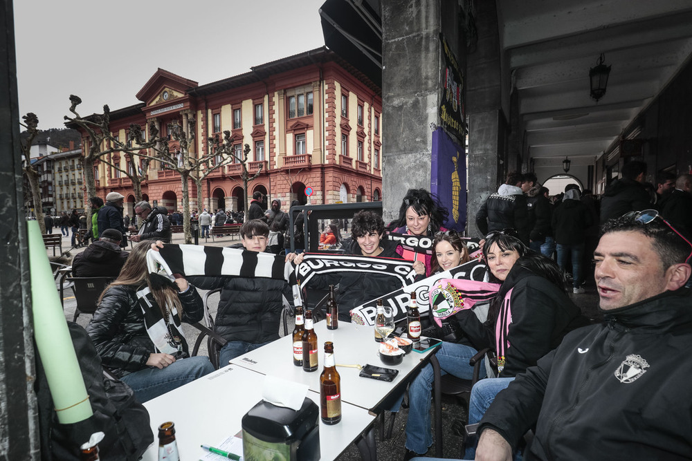 Gran ambiente en las calles de Eibar en la previa del partido  / ALBERTO RODRIGO