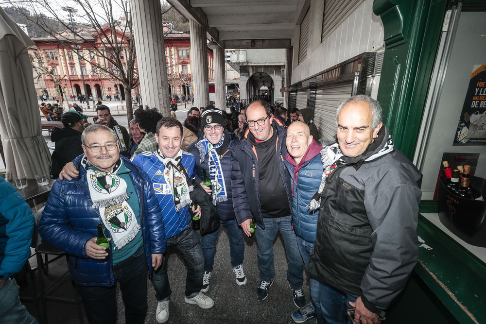 Gran ambiente en las calles de Eibar en la previa del partido  / ALBERTO RODRIGO