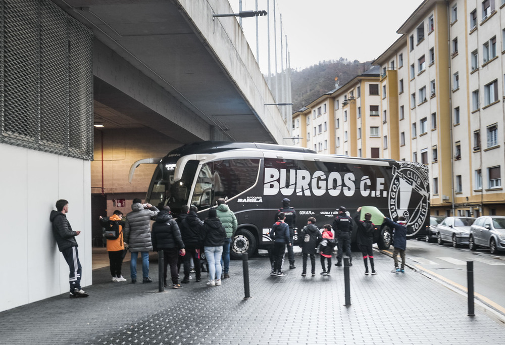 Gran ambiente en las calles de Eibar en la previa del partido  / ALBERTO RODRIGO