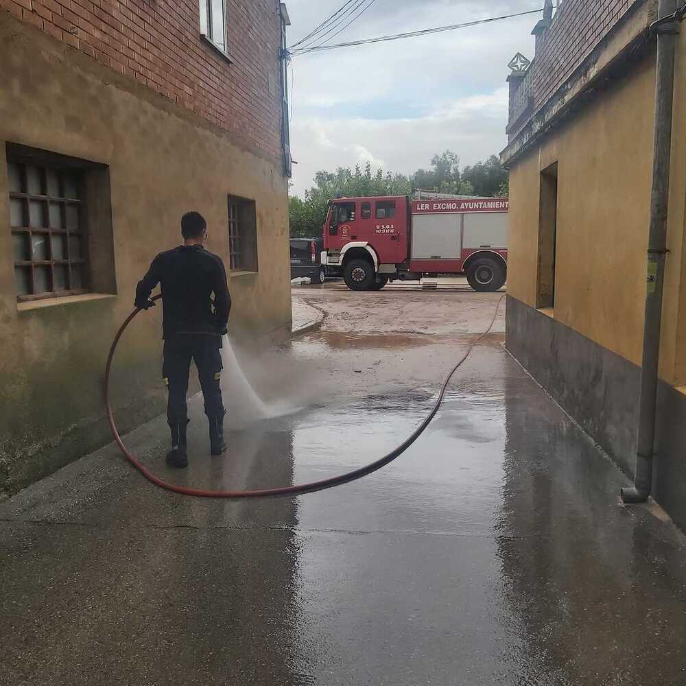 Trabajos de limpieza de una de las calles inundadas de Tordómar.