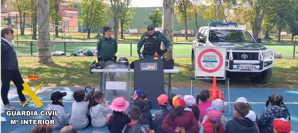 Los guardias civiles han desarrollado la cita en la zona deportiva de Melgar, junto al instituto.