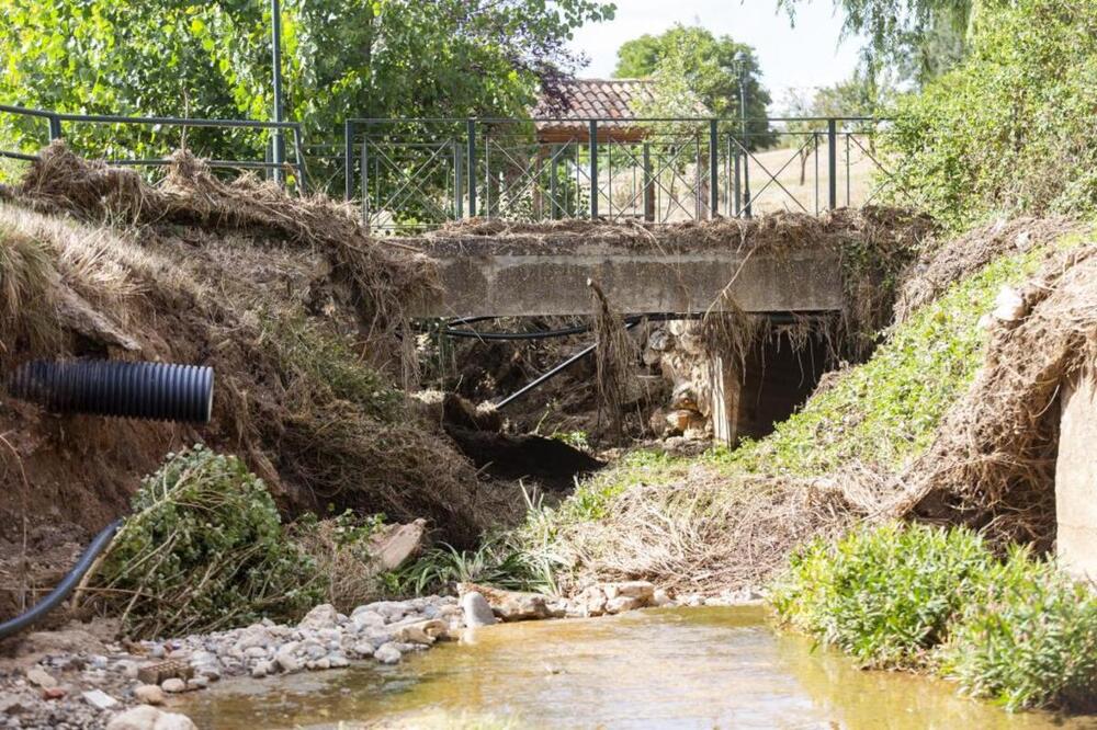 El río Valdorros, que apenas lleva agua durante el grueso del año, se convirtió en un auténtico 