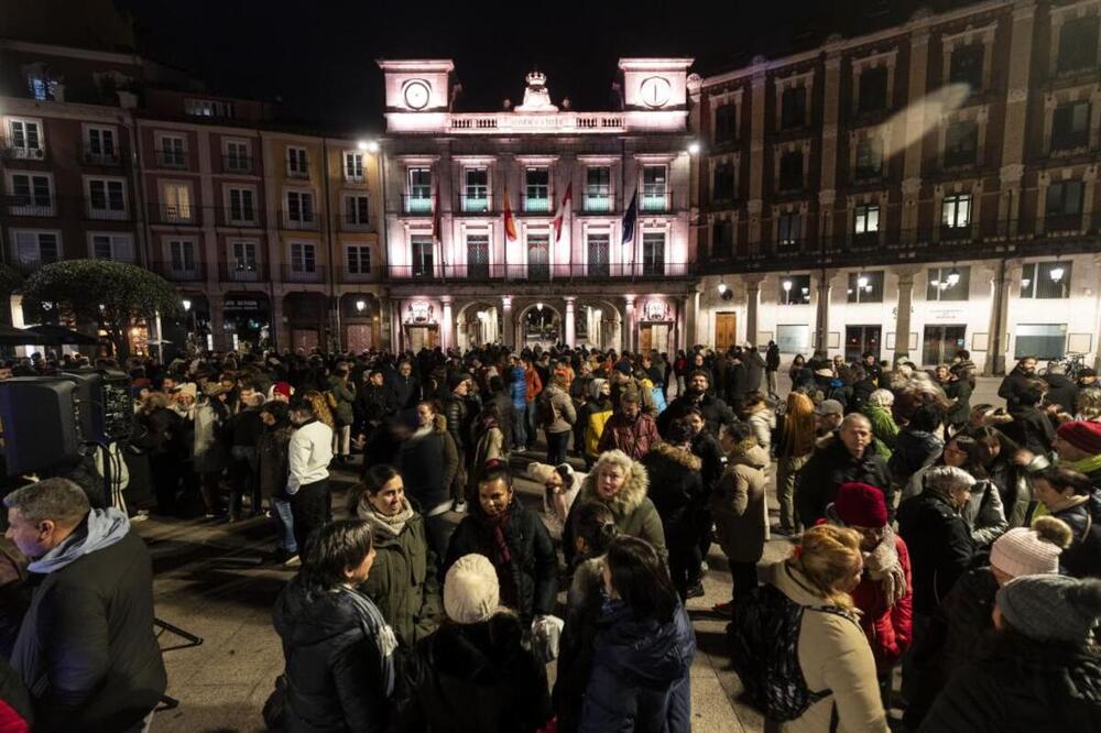 Más de 3.500 personas respaldaron ayer en la Plaza Mayor a las ONG que prestan apoyo a los migrantes en Burgos.  / ALBERTO RODRIGO