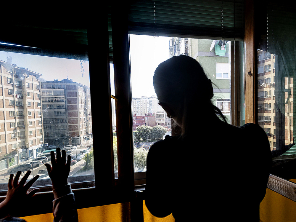 Lucía mira por la ventana de 'su' casa el pasado miércoles. 