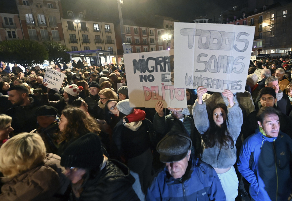 Concentración en la Plaza Mayor en apoyo a las tres ONG que prestan ayuda a los migrantes en Burgos.  / RICARDO ORDÓÑEZ (ICAL)