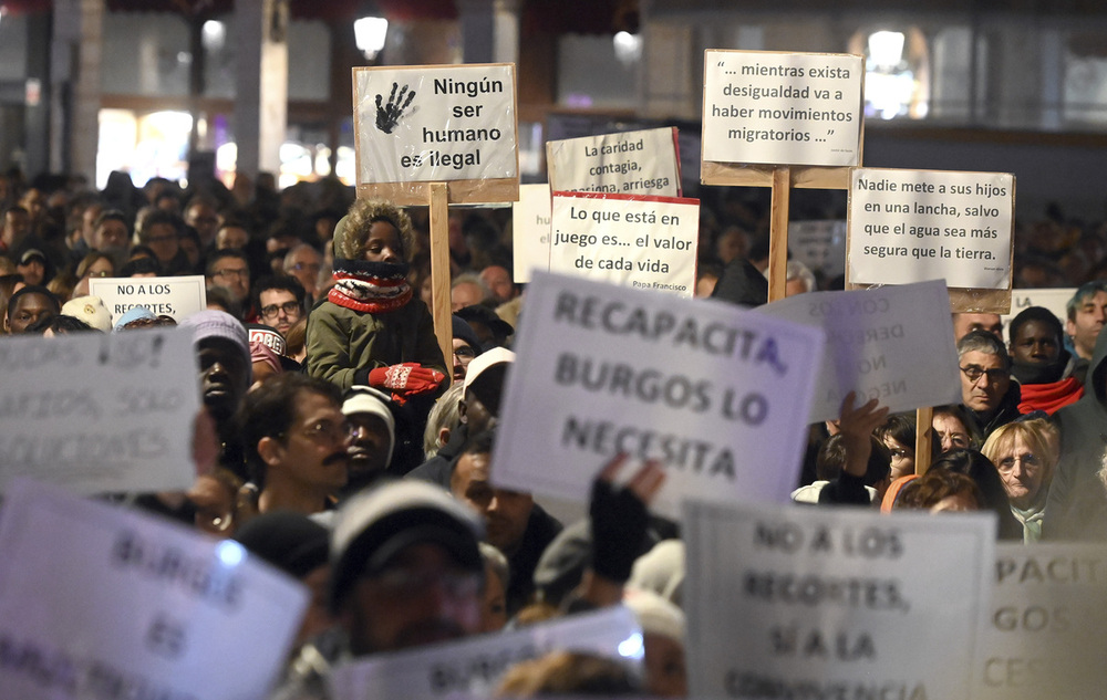 Concentración en la Plaza Mayor en apoyo a las tres ONG que prestan ayuda a los migrantes en Burgos.  / RICARDO ORDÓÑEZ (ICAL)