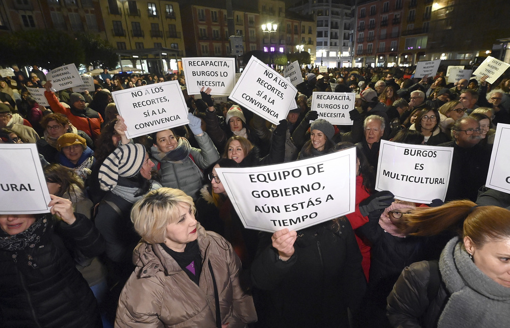 Concentración en la Plaza Mayor en apoyo a las tres ONG que prestan ayuda a los migrantes en Burgos.  / RICARDO ORDÓÑEZ (ICAL)