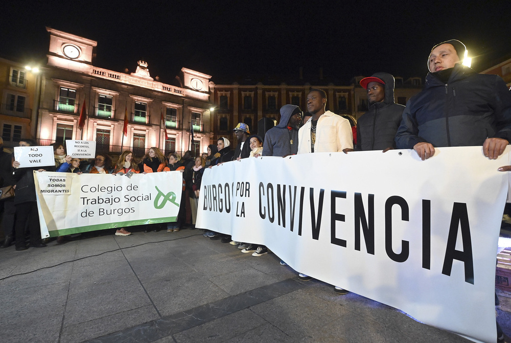 Concentración en la Plaza Mayor en apoyo a las tres ONG que prestan ayuda a los migrantes en Burgos.  / RICARDO ORDÓÑEZ (ICAL)