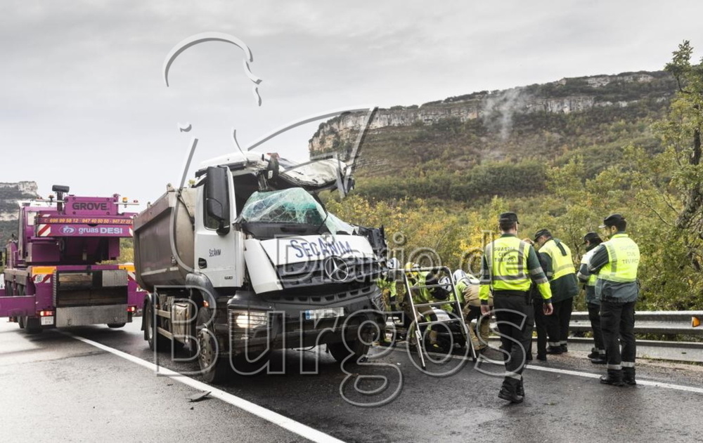 Imagen del accidente en el que ha fallecido un camionero esta mañana al salirse de la N-623 en Orbaneja del Castillo.