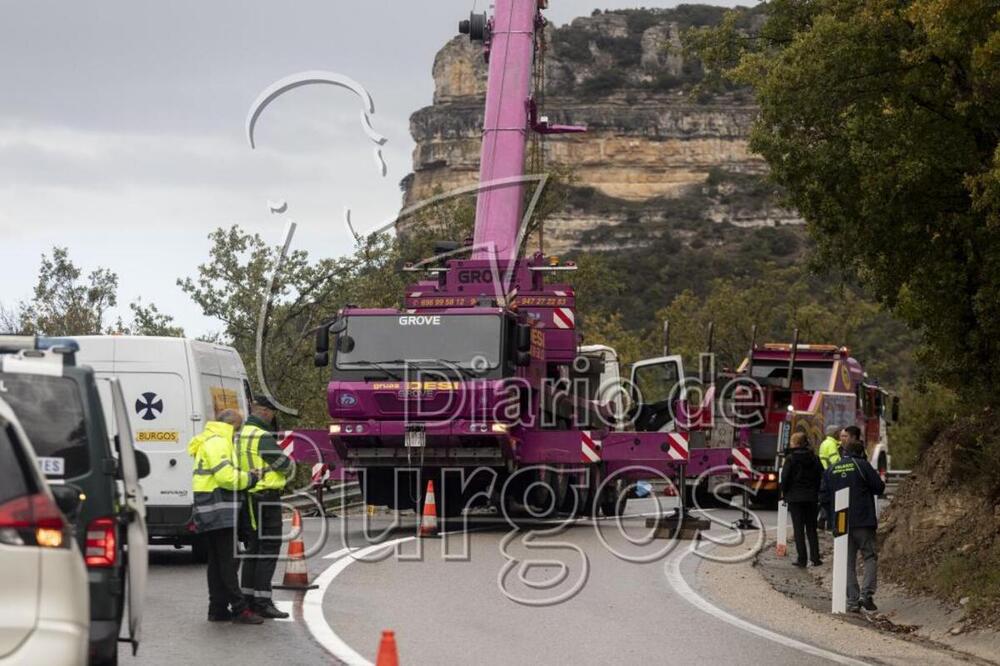 Imagen del accidente en el que ha fallecido un camionero esta mañana al salirse de la N-623 en Orbaneja del Castillo.