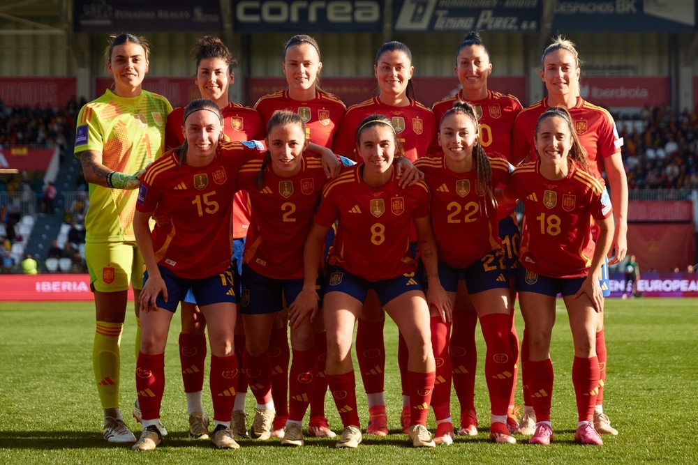 Ambientazo en las gradas de El Plantío durante el España-República Checa.  / @SEFUTBOLFEM