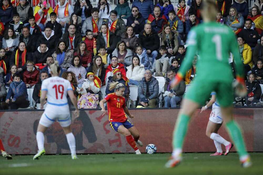 Alexia Putellas pone un centro lateral desde la banda izquierda.  / VALDIVIELSO