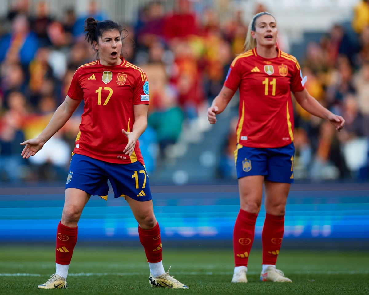 Lucía García y Alexia Putellas se lamentan por otra ocasión perdida.  / @SEFUTBOLFEM