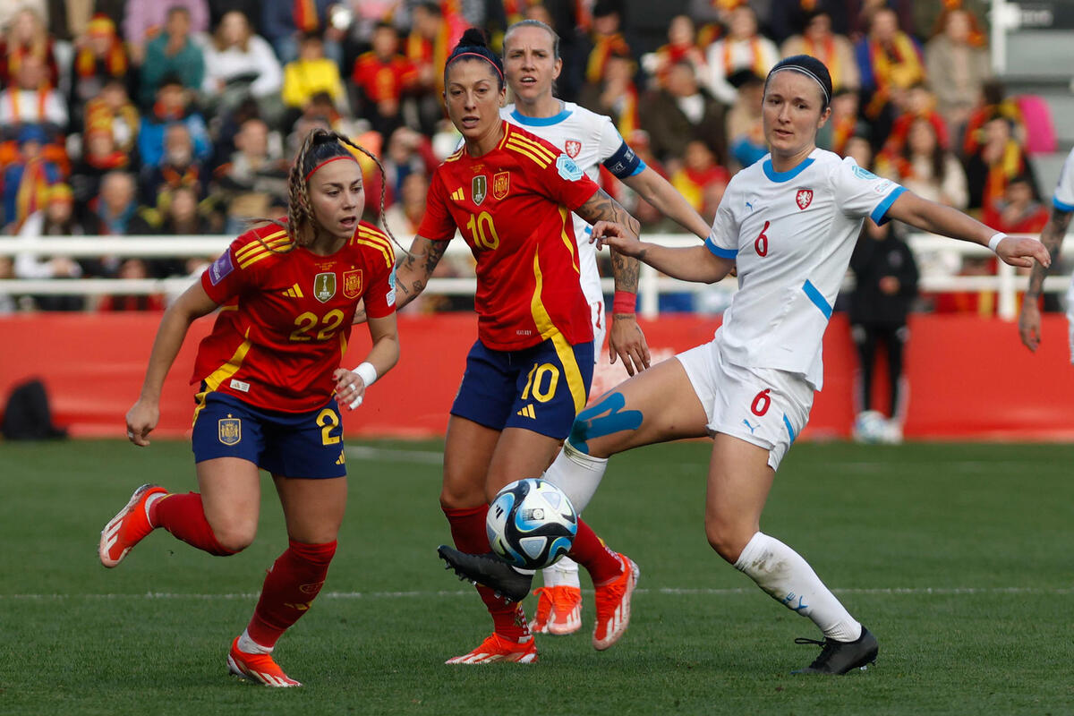 Athenea del Castillo y Jenni Hermoso, junto a una jugadora checa.  / SANTI OTERO (EFE)