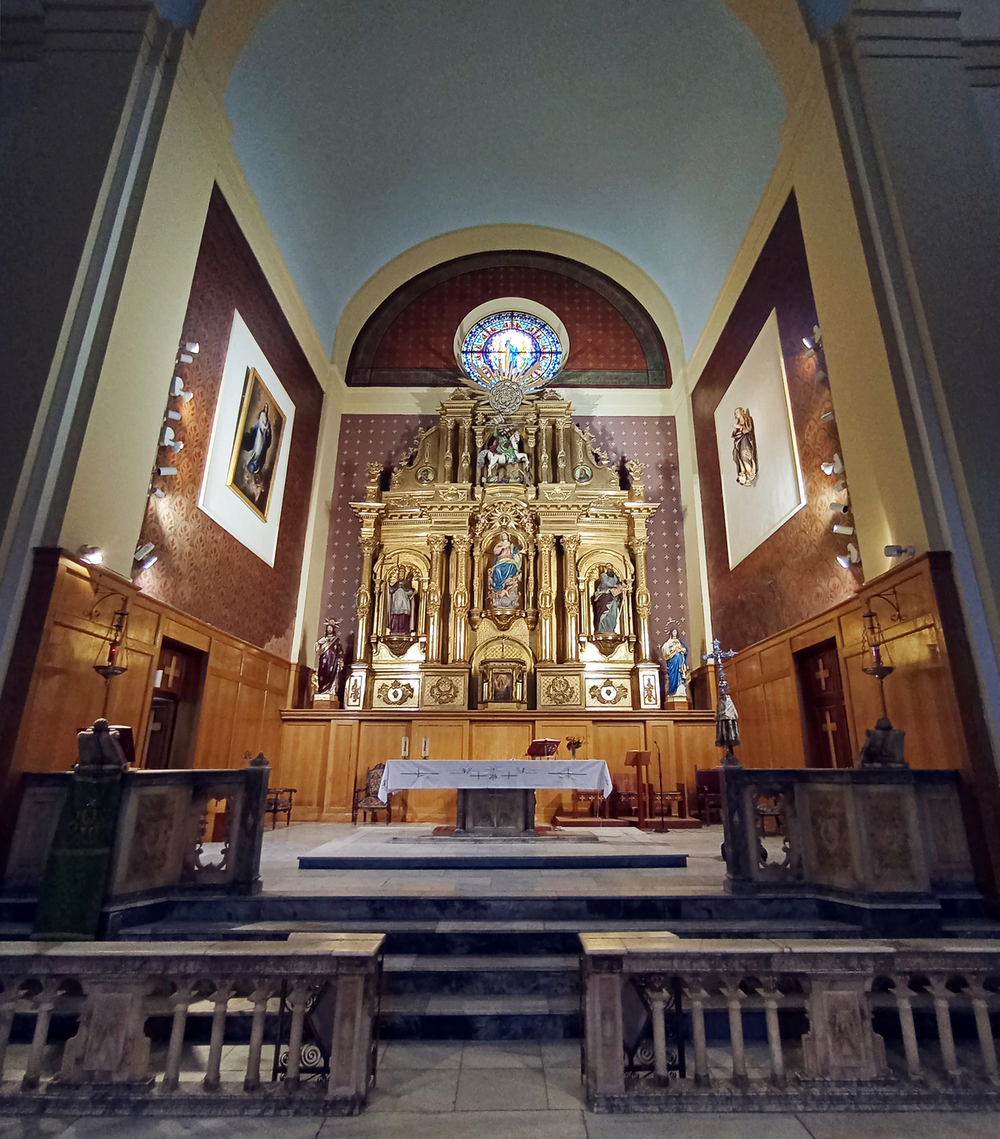 Aspecto que presenta ahora el altar, pintado como antaño y con nueva iluminación.